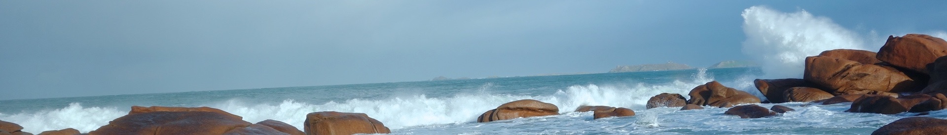 Ecume de vague sur le granit rose