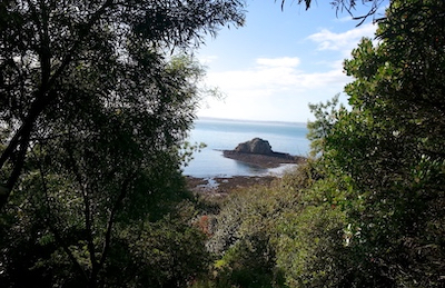 Photo - vue sur la Roche Mignonne depuis le parc du gîte