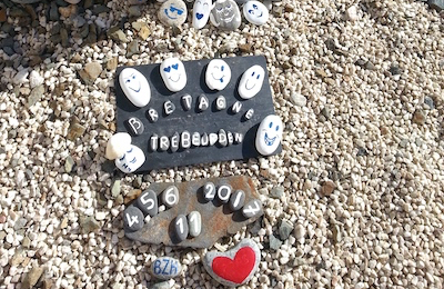 Photo - galets peints de chiffres et de smileys à l'entrée du gîte