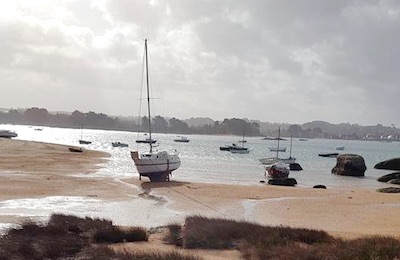 Photo - boat out of water at low tide in Renote