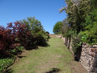 Allée principale descendant dans le parc